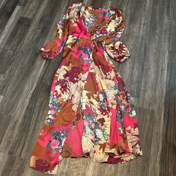 Dresses & Skirts - NWOT Lulu’s Satin Dress